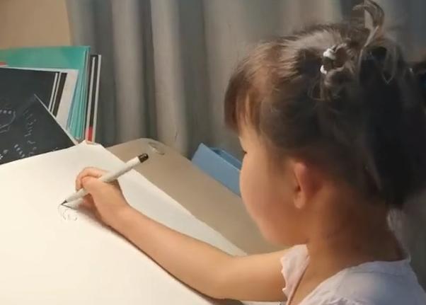 奔走相告（小孩学画画简单视频 视频）小孩学画画教程视频，安徽4岁孩子自学画画，原以为是一种乐趣，但作品却让他大吃一惊，小孩学画视频画学画画视频，